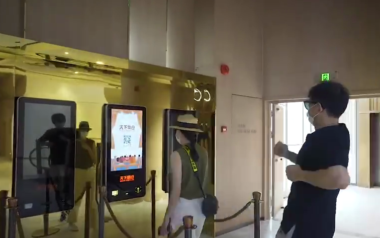 王一楠|“尓豪”高鑫与老婆罕同框，抛下女儿过二人世界，吃饭看电影秀足恩爱