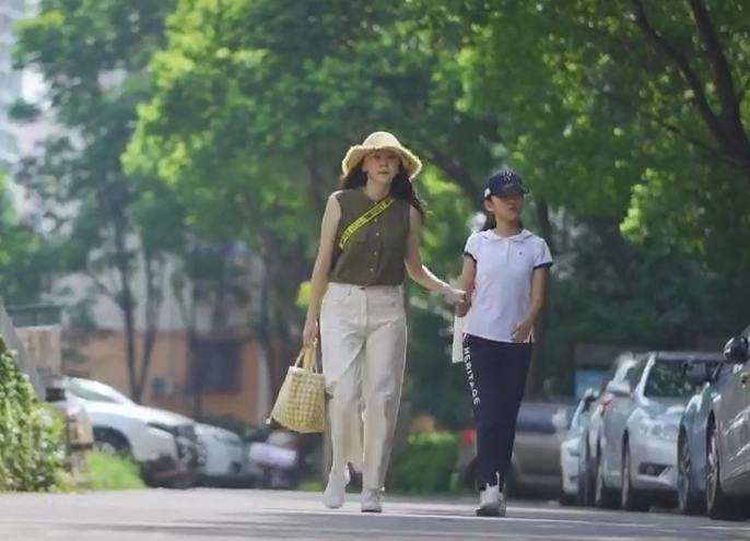 王一楠|“尓豪”高鑫与老婆罕同框，抛下女儿过二人世界，吃饭看电影秀足恩爱