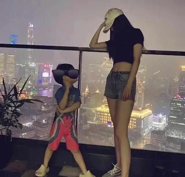 angelababy|模特，黄晓明娇妻，小海绵妈妈，多重身份下是杨颖藏不住的野心