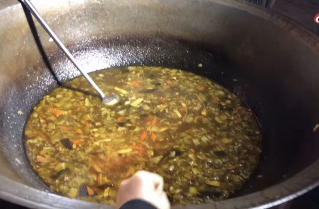 张馨予|张馨予陪老公回兰州，一起逛美食街，大锅前伸出拳头撒娇说自己手小