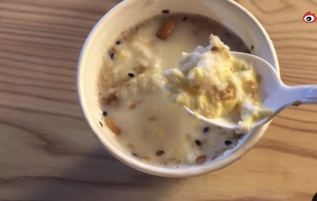 张馨予|张馨予陪老公回兰州，一起逛美食街，大锅前伸出拳头撒娇说自己手小