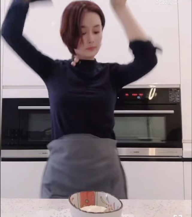 张馨予|张馨予陪老公回兰州，一起逛美食街，大锅前伸出拳头撒娇说自己手小