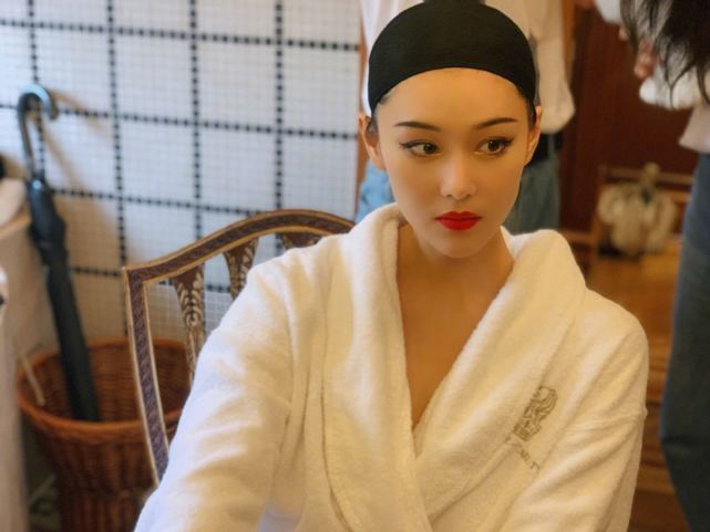 张馨予|张馨予陪老公回兰州，一起逛美食街，大锅前伸出拳头撒娇说自己手小