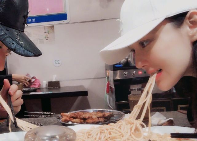 张馨予|张馨予陪老公回兰州，一起逛美食街，大锅前伸出拳头撒娇说自己手小