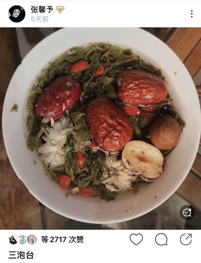 张馨予|张馨予陪老公回兰州，一起逛美食街，大锅前伸出拳头撒娇说自己手小