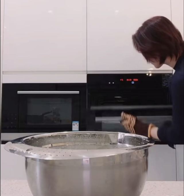 张馨予|张馨予陪老公回兰州，一起逛美食街，大锅前伸出拳头撒娇说自己手小