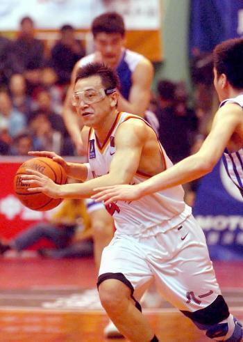 篮球人物之范斌国家队第一个戴眼镜上场的球员你还记得他吗