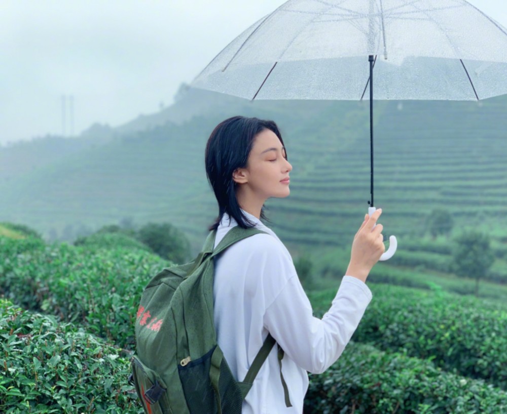 张馨予|老公在身边就是不一样！张馨予似与何捷同游兰州老家，幸福藏不住