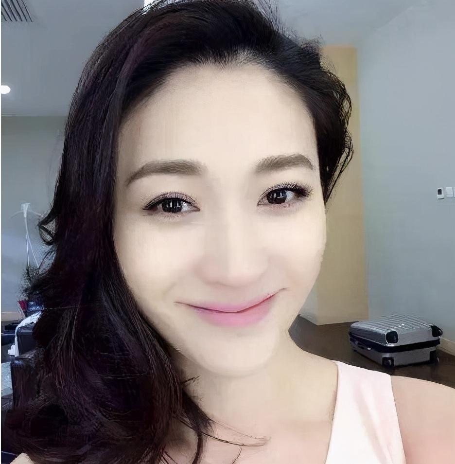 李小冉|堪称合照杀手的李小冉：全身白嫩，刘涛坐她旁边都被衬得脸色发黄