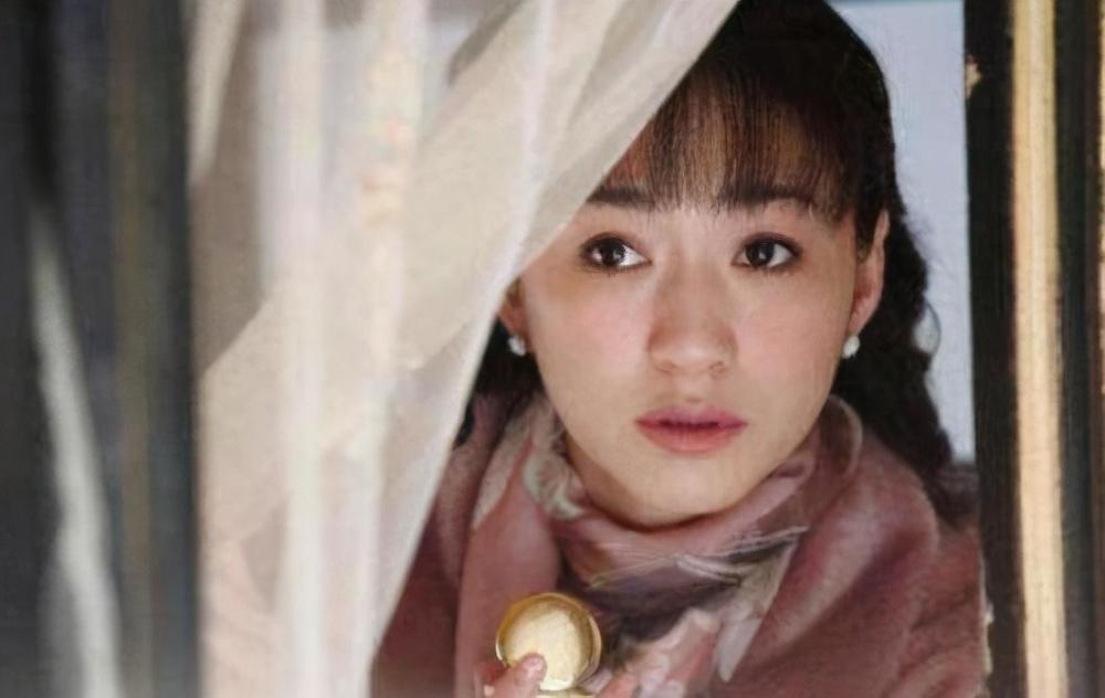 李小冉|堪称合照杀手的李小冉：全身白嫩，刘涛坐她旁边都被衬得脸色发黄