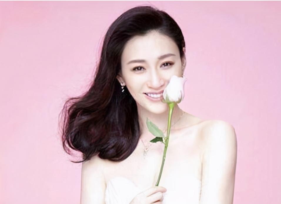 李小冉|堪称合照杀手的李小冉：全身白嫩，刘涛坐她旁边都被衬得脸色发黄