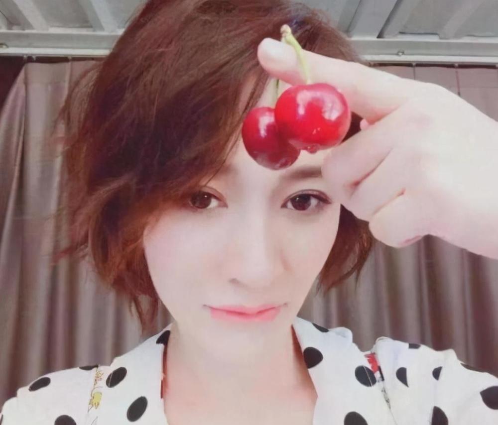 李小冉|堪称合照杀手的李小冉：全身白嫩，刘涛坐她旁边都被衬得脸色发黄