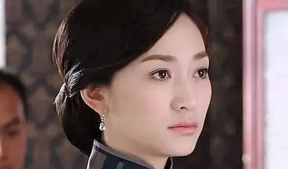 李小冉|堪称合照杀手的李小冉：全身白嫩，刘涛坐她旁边都被衬得脸色发黄