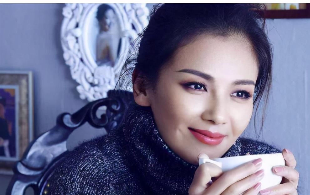 李小冉|堪称合照杀手的李小冉：全身白嫩，刘涛坐她旁边都被衬得脸色发黄