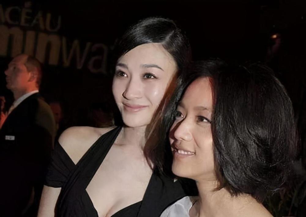 李小冉|堪称合照杀手的李小冉：全身白嫩，刘涛坐她旁边都被衬得脸色发黄