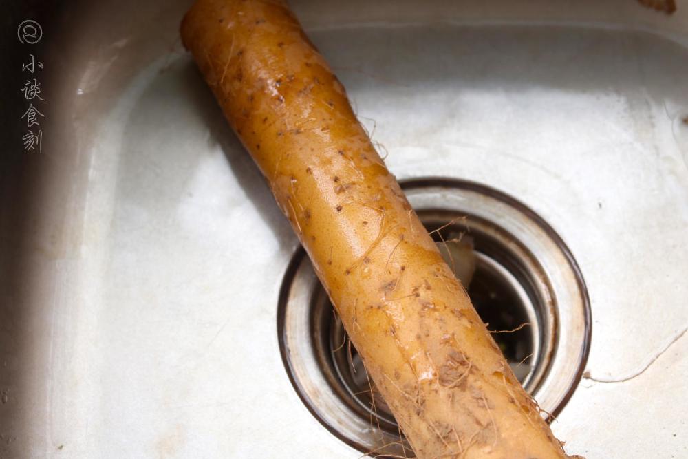 接着把它切成块,放入到一个盘子中,这种山药非常容易氧化,需要现削现