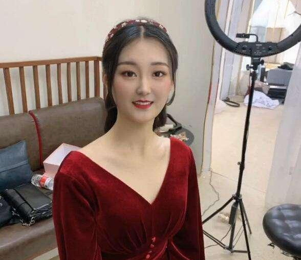 朱单伟|朱之文美女亲家母曝光，婚后带女儿做黑色美甲，比女儿更像赵丽颖