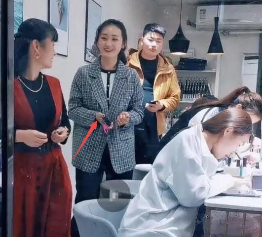 朱单伟|朱之文美女亲家母曝光，婚后带女儿做黑色美甲，比女儿更像赵丽颖