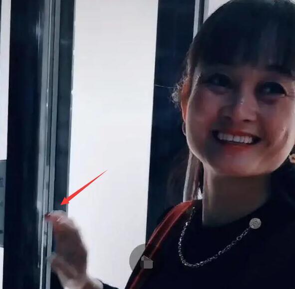 朱单伟|朱之文美女亲家母曝光，婚后带女儿做黑色美甲，比女儿更像赵丽颖