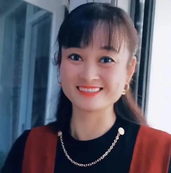 朱单伟|朱之文美女亲家母曝光，婚后带女儿做黑色美甲，比女儿更像赵丽颖