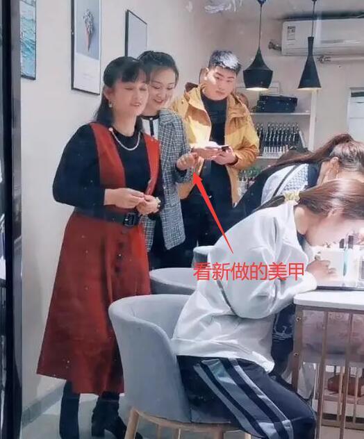 朱单伟|朱之文美女亲家母曝光，婚后带女儿做黑色美甲，比女儿更像赵丽颖