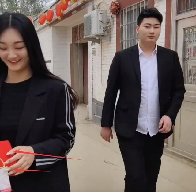 朱单伟|朱之文美女亲家母曝光，婚后带女儿做黑色美甲，比女儿更像赵丽颖