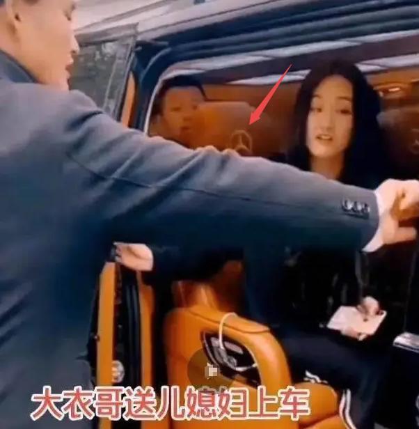朱单伟|朱之文美女亲家母曝光，婚后带女儿做黑色美甲，比女儿更像赵丽颖
