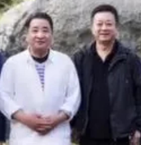 朱军|56岁朱军与69岁姜昆近照曝光，朱军憔悴浮肿显老态，与姜昆仿佛同龄人