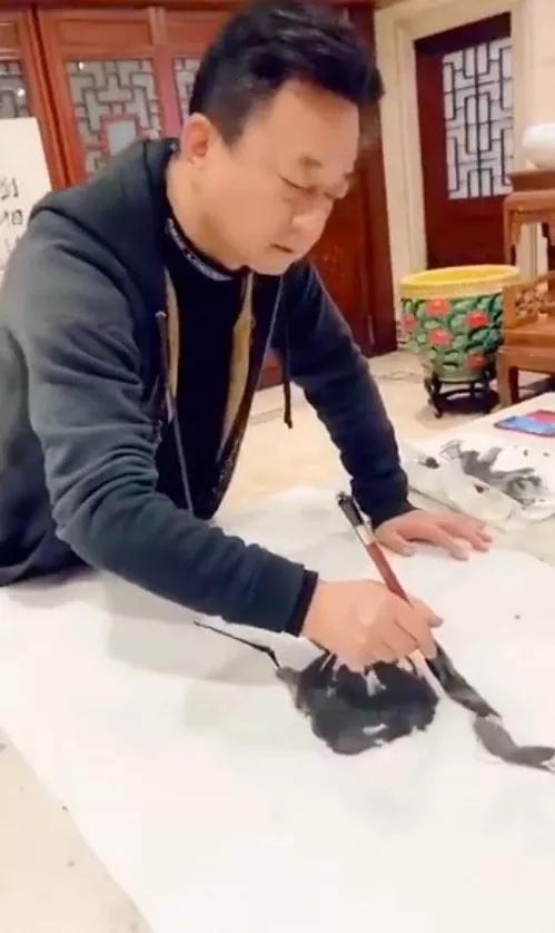 朱军|56岁朱军与69岁姜昆近照曝光，朱军憔悴浮肿显老态，与姜昆仿佛同龄人