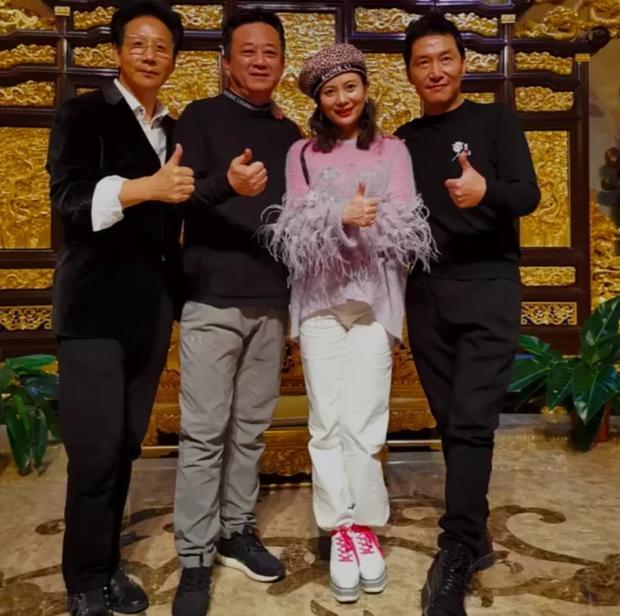 朱军|56岁朱军与69岁姜昆近照曝光，朱军憔悴浮肿显老态，与姜昆仿佛同龄人