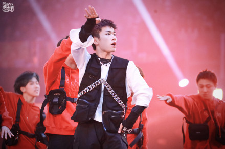 王一博|明星热搜排行榜，王一博第1，易烊千玺第2，肖战却意外跌出前5