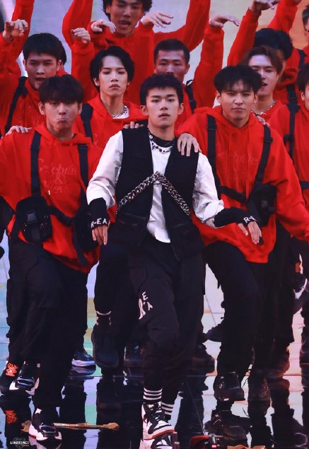 王一博|明星热搜排行榜，王一博第1，易烊千玺第2，肖战却意外跌出前5