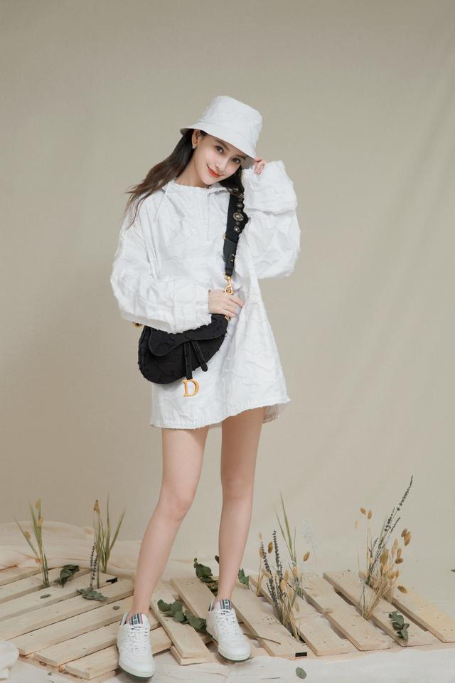 杨颖混血五官好立体香槟色钻石裙更像公主复古造型好优雅