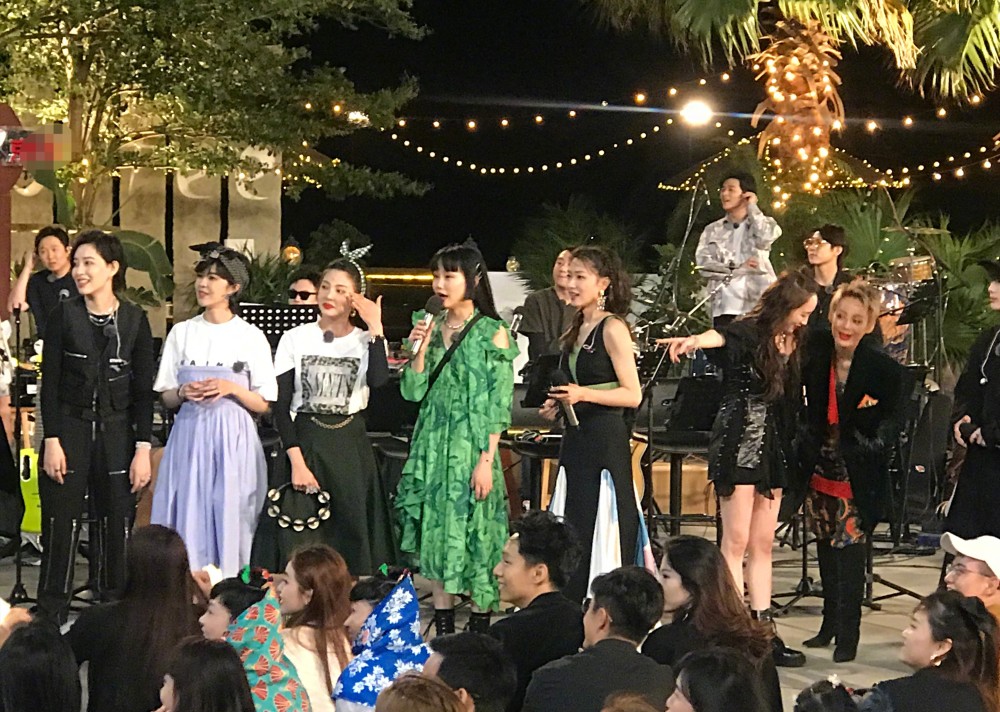 张雨绮|姐姐团综路透曝出，万茜携无价之姐7人同框，张雨绮稳坐C位