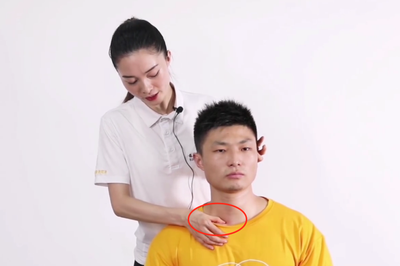 锁骨一高一低一上一下该如何调整