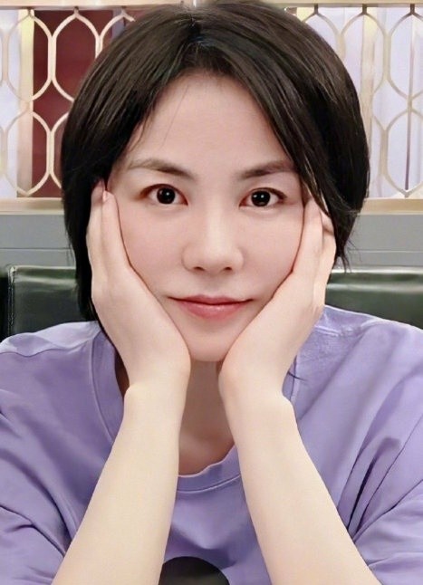 张柏芝|40岁张柏芝晒怼脸拍，状态不输王菲，想象不出这是生了三个孩子的状态