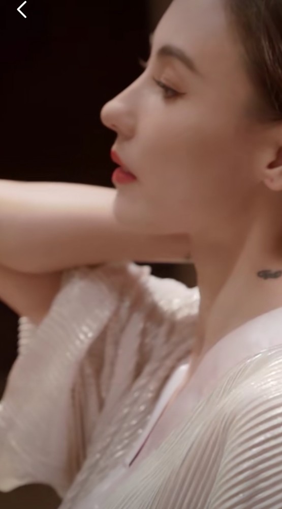 张柏芝|40岁张柏芝晒怼脸拍，状态不输王菲，想象不出这是生了三个孩子的状态