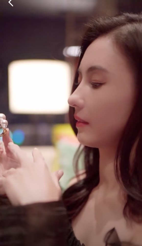 张柏芝|40岁张柏芝晒怼脸拍，状态不输王菲，想象不出这是生了三个孩子的状态