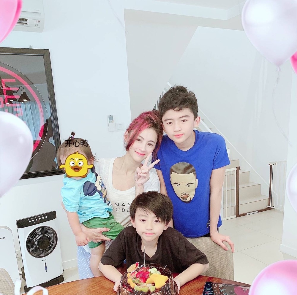 张柏芝|40岁张柏芝晒怼脸拍，状态不输王菲，想象不出这是生了三个孩子的状态