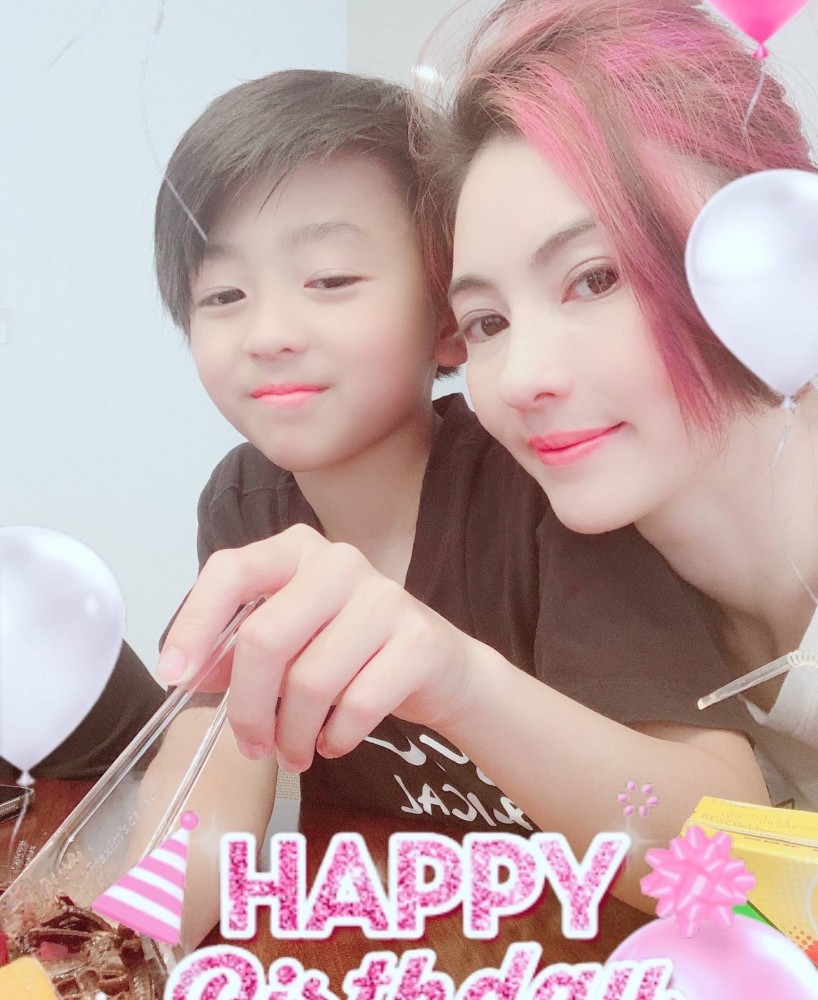 张柏芝|40岁张柏芝晒怼脸拍，状态不输王菲，想象不出这是生了三个孩子的状态