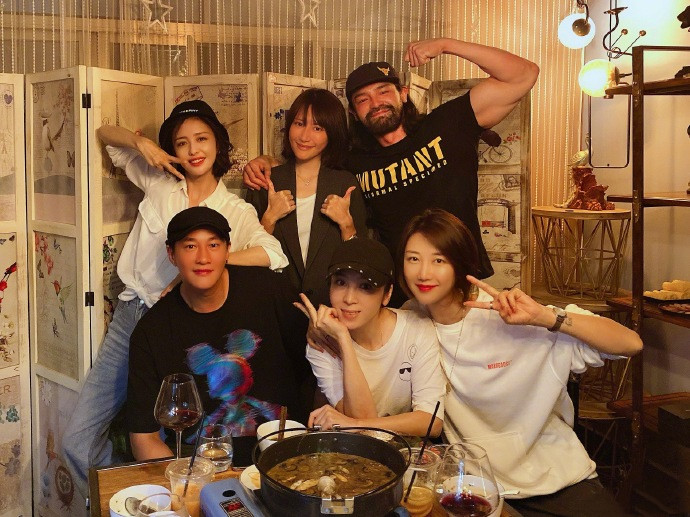 佟丽娅|乌龙！佟丽娅回应与神秘男“手牵手”：想抢单被老板硬给推出来了