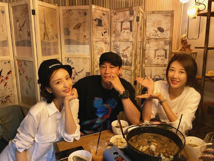 佟丽娅|乌龙！佟丽娅回应与神秘男“手牵手”：想抢单被老板硬给推出来了