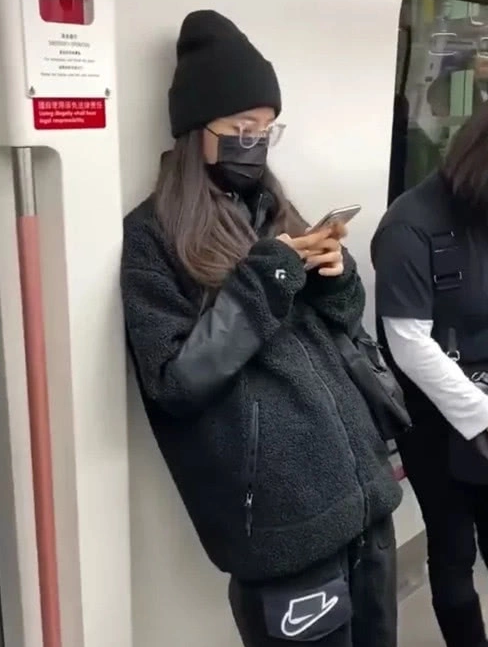 歐陽娜娜“地鐵照”爆出！全程靠墻不占位子