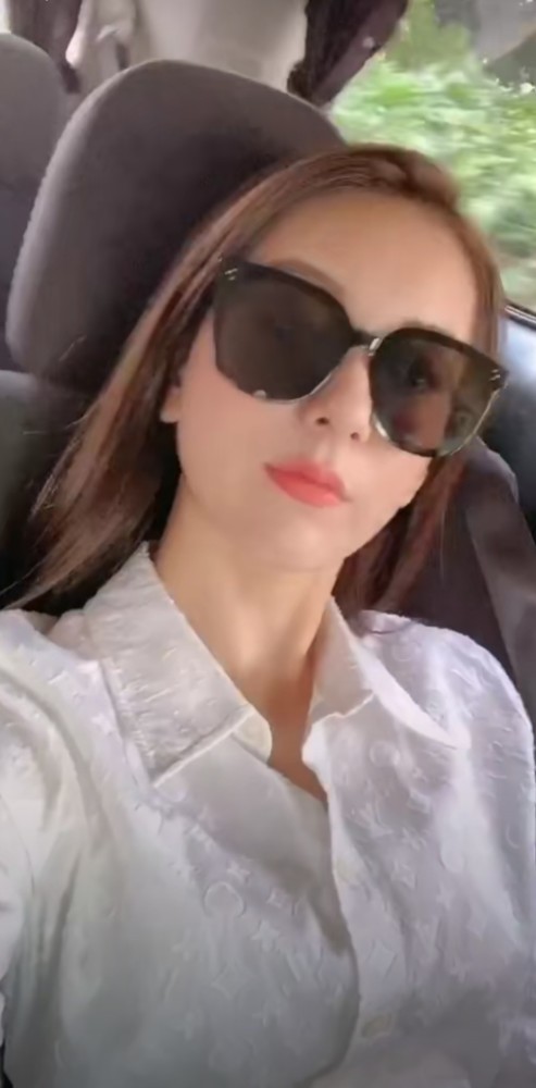 方媛|方媛接女儿下课，沿途玩性大起，晒老公视角下美照，颜值比生孩子前还要高