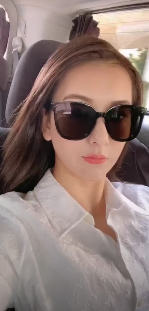 方媛|方媛接女儿下课，沿途玩性大起，晒老公视角下美照，颜值比生孩子前还要高