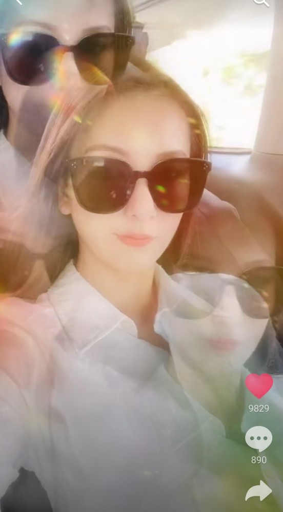 方媛|方媛接女儿下课，沿途玩性大起，晒老公视角下美照，颜值比生孩子前还要高