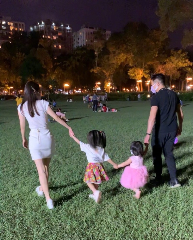 方媛|方媛接女儿下课，沿途玩性大起，晒老公视角下美照，颜值比生孩子前还要高