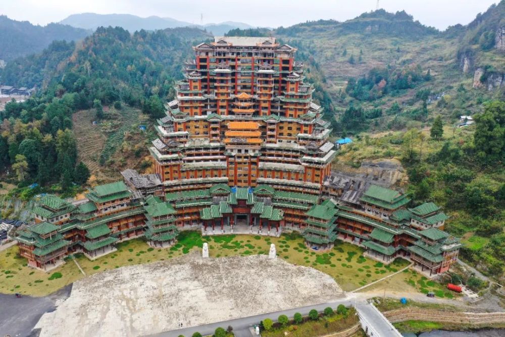 独山县做好巨型关公雕像项目和水司楼项目整改;要举一反三,加强监管