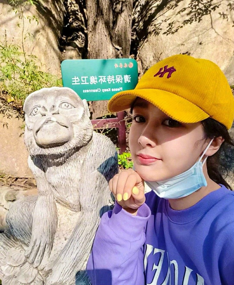 杨紫|杨紫终于遇到猴子本尊，晒二者同框合照，呆萌表情却遭猴子抢镜