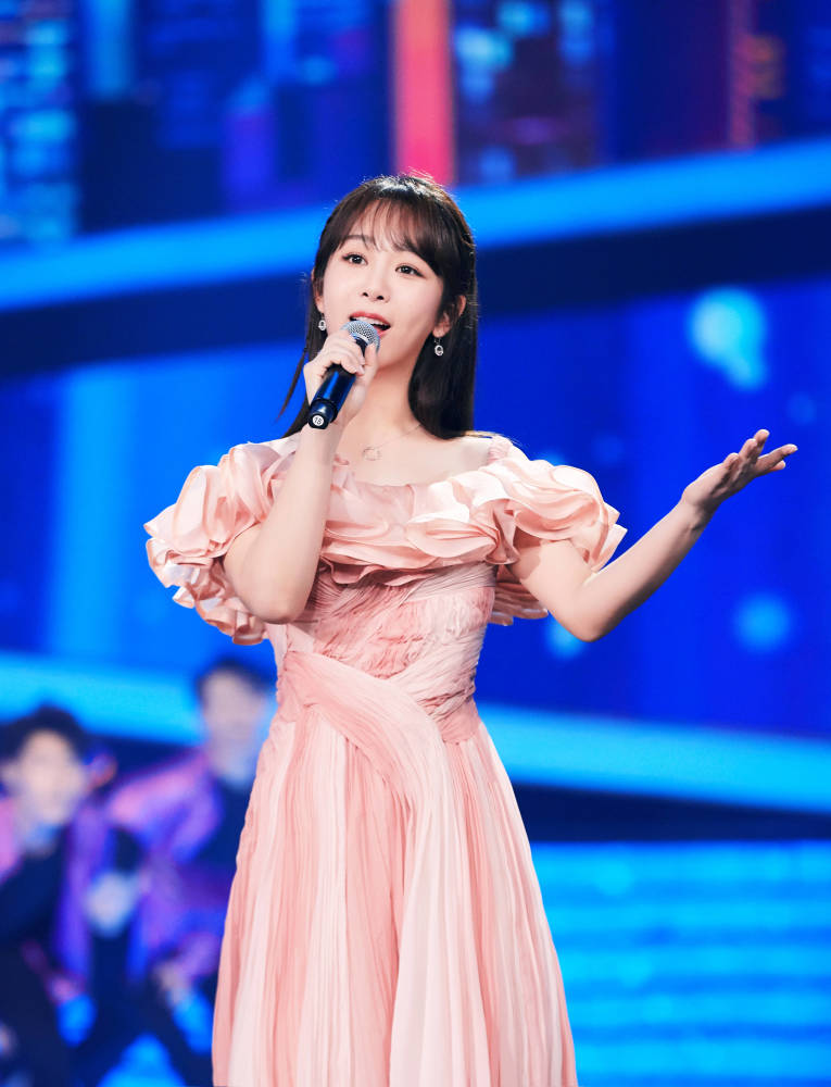 杨紫|杨紫终于遇到猴子本尊，晒二者同框合照，呆萌表情却遭猴子抢镜